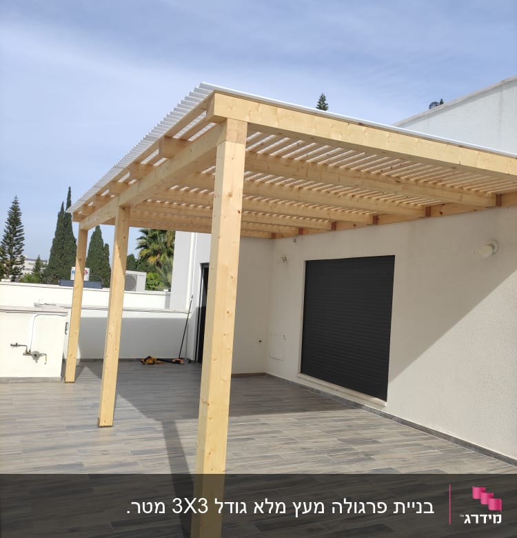 פרגולה מעץ על מרפסת עם רצפת עץ